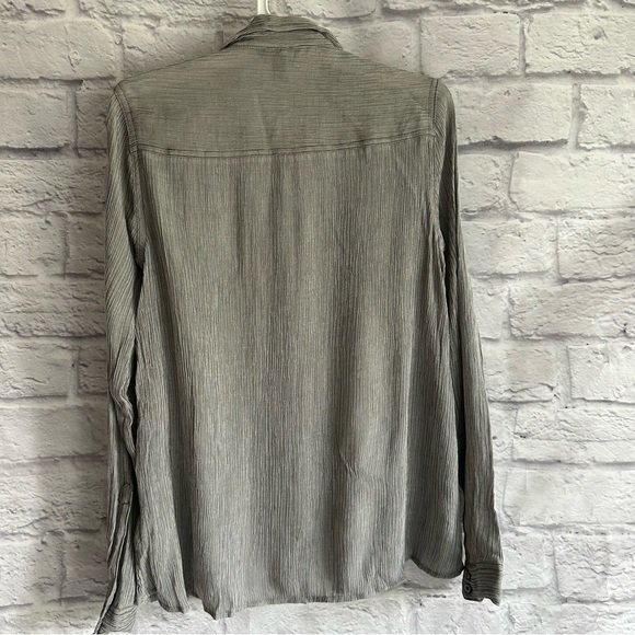PREOWNED EXPRESS GREY GAUZY MATERIAL BUTTON DOWN SHIRT WOMENS XS - Picture 4 of 5